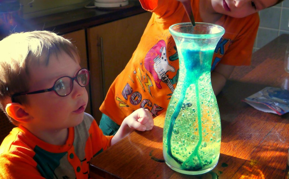 eksperymenty w domu przedszkolu kreatywnie edukacja blogi parentingowe zabawy dla dzieci dwulatka trzylatka