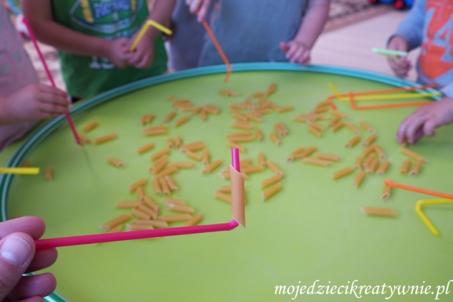 zabawy dla dzieci z makaronem zabawy dla dzieci w domu kreatywnie edukacja przedszkolu dwulatka trzylatka
