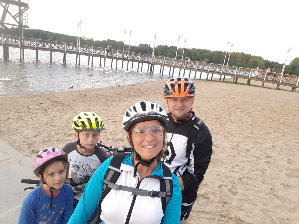 rodzina na rowerze