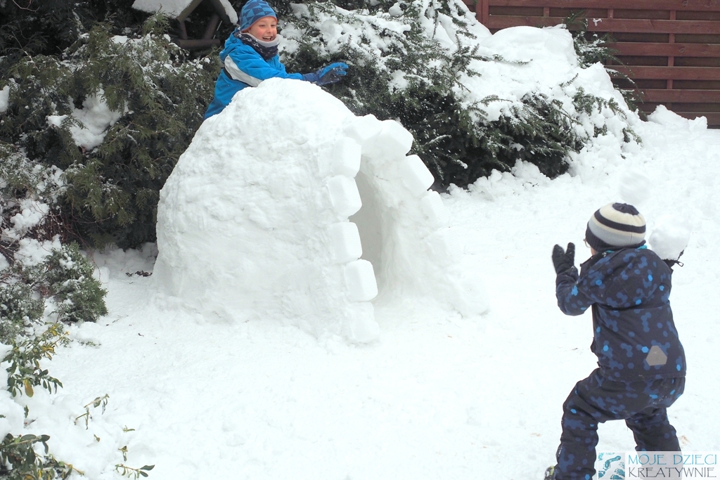 zabawy na śniegu, zimowe zabawy dla dzieci, budujemy iglo, jak zbudować iglo, igloo ze śniegu