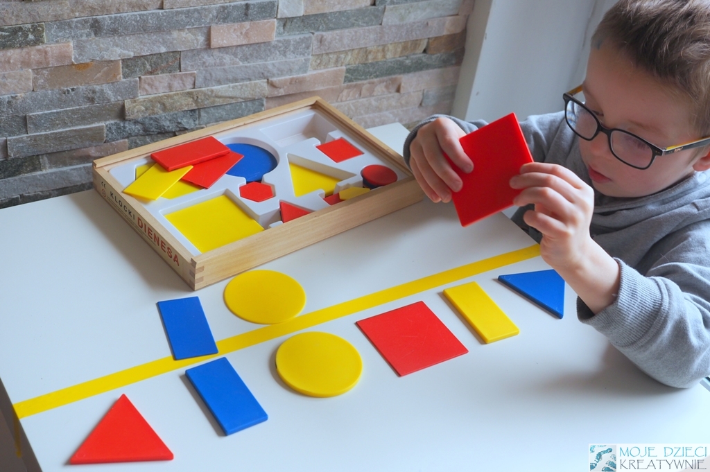 zabawy dla dzieci w domu kreatywnie nauka figur w przedszkolu zabawa dwulatka trzylatka