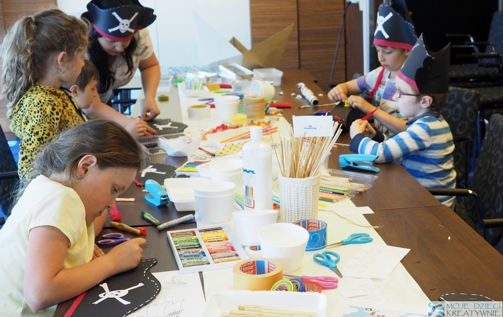 moje dzieci kreatywnie ewa wojtan warsztaty dla dzieci eko statki z recyklingu pirackie czapki stena line rodzinne niedziele
