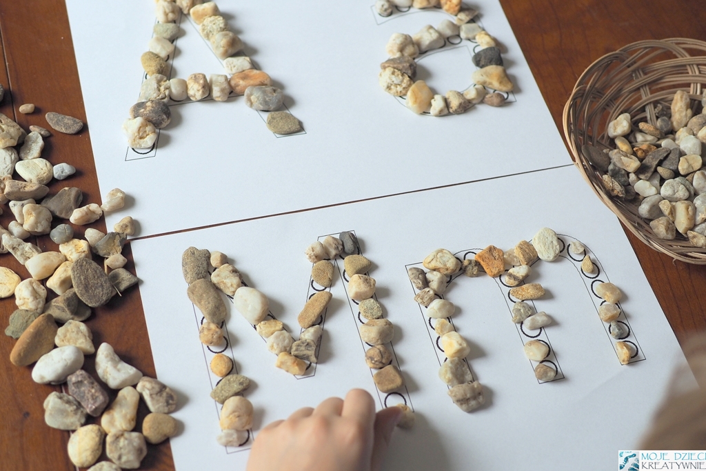 kreatywne zabawy z kamieniami alfabet do druku
