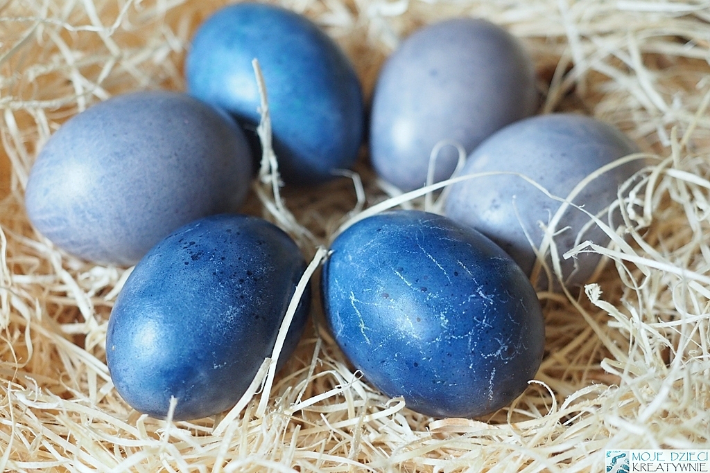 naturalne barwienie jajek, jak zabarwić jajka na niebiesko, barwienie jajek, brawniki do jajek naturalne