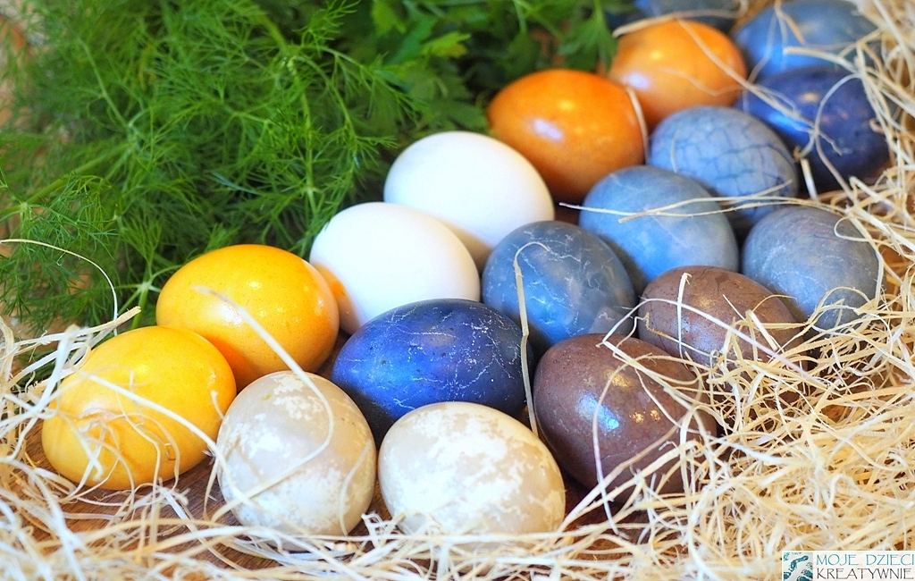 naturalne barwienie jajek, naturalne barwniki do jajek, czym zabarwić jajka, jak zabarwić jajka na niebiesko