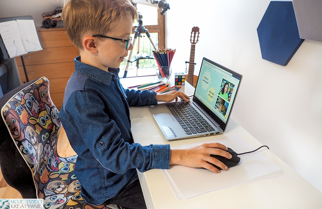 bauka angielkiego online dla dzieci, dzickop uczy sie przed laptopem, edukacja online