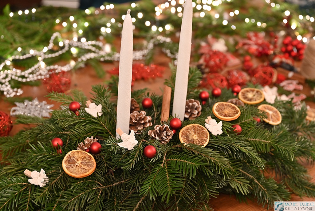 stroik bożonarodzeniowy jak zrobić, stroik na wigilijny stół, ozdoby bożonarodzeniowe