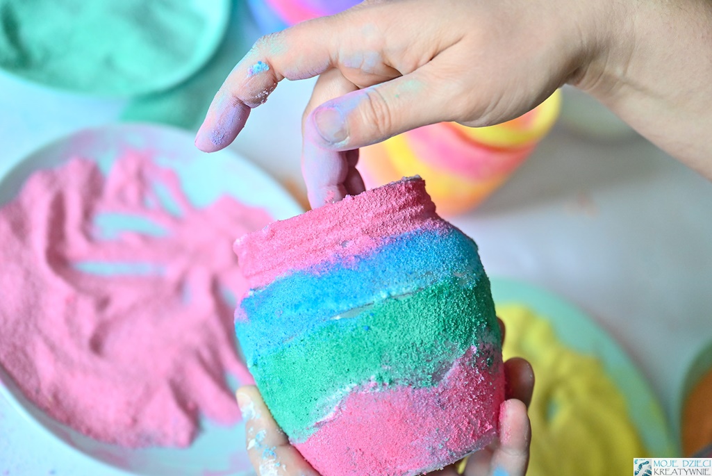 barwiona sól, kolorowa sól, jak zabarwić sól, co zrobić z kolorowej soli, kreatywne prace plastyczne dla dzieci
