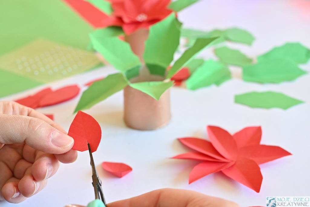 wycinanie kwiatków z papieru