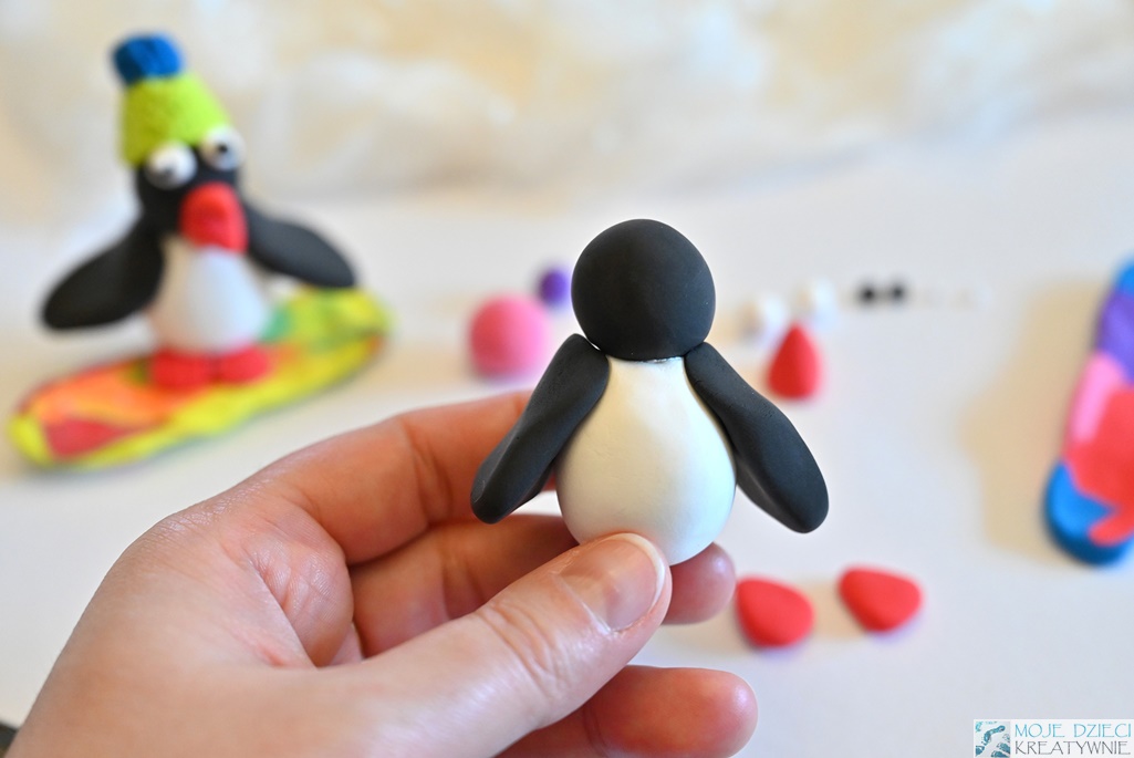 lepienie pingwina, pingwin z plasteliny, jak ulepić pingwina z plasteliny
