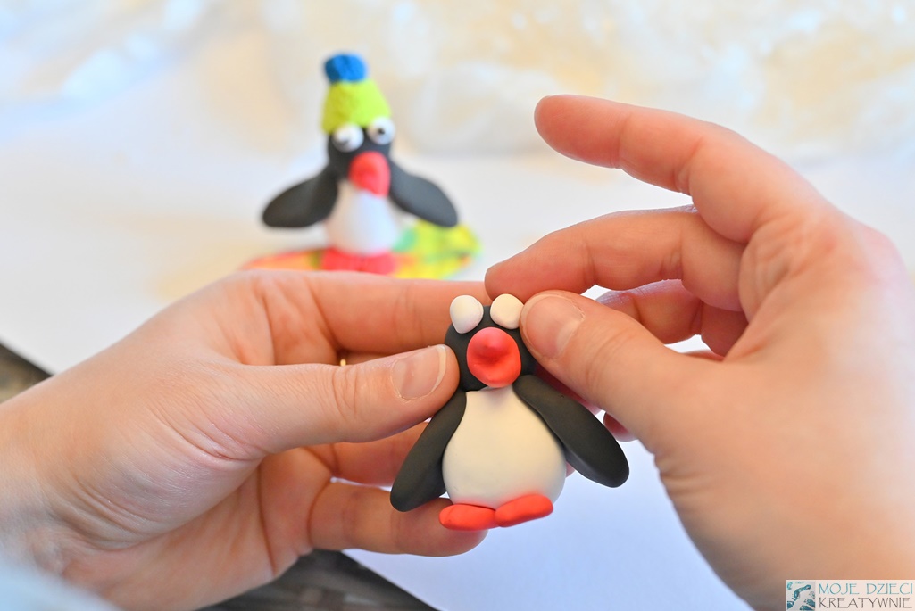 pingwin z plasteliny krok po kroku, lepienie z plasteliny, moje dzieci kreatywnie zabawy dla dzieci