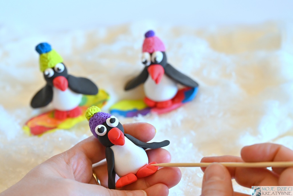 lepienie z plasteliny, moje dzieci kreatywnie, pingwin z plasteliny, prace plastyczne zima